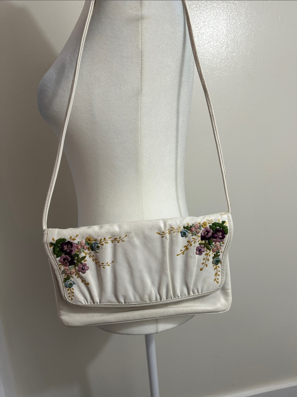 White Vintage Embroidered Floral Shoulder Bag